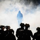 Un manifestante camina en medio del humo de los gases lacrimógenos arrojados por agentes de la policía antidisturbios durante una manifestación en Nantes, el 18 de septiembre de 2025.