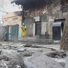 Trabajadores limpiaron los exteriores del centro de diversión nocturna, donde se atentó con un coche bomba el 17 de septiembre de 2025.