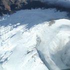 Imagen del volcán Cotopaxi durante un sobrevuelo. El Instituto Geofísico informó sobre la actividad eruptiva del coloso, ubicado en la Sierra de Ecuador.