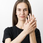 El “crack” de los dedos no es señal de peligro