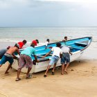 Foto de referencia de pescadores empujando una embarcación el 10 de septiembre de 2025.