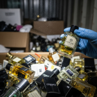 Hecho con IA. Los perfumes provenían de China.