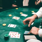 El blackjack online y el tradicional comparten esencia, pero ofrecen experiencias distintas.