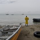 Un pescador observa el horizonte en una playa frente al mar Caribe, en  medio del despliegue de maniobras militares de EE.UU. y de Venezuela.