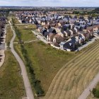 Una vista aérea muestra casas recién construidas en la nueva ciudad de Northstowe, en el este de Inglaterra, el 31 de julio de 2025.