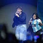 Paulo Londra junto a una fan bailando "Recién soltera".