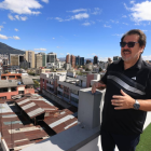 Juan Baquerizo, en una terraza en la zona de La Floresta, en el centro norte de Quito