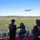 Un dron de ataque táctico volando por el aire mientras Corea del Norte realiza una prueba de rendimiento de drones, el 18 de septiembre de 2025.