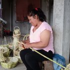 Artesanos. En el taller de San Miguelito, las manos artesanas convierten el carrizo en canastas, lámparas y floreros que viajan a diferentes partes del país.
AG-EXTERNO