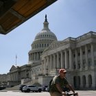 Un hombre pasa en bicicleta frente al Capitolio de los Estados Unidos en Washington, DC, el 18 de septiembre de 2025.