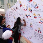 Estudiantes, turistas y ciudadanía en general participaron en la pintura de manos tricolores y mensajes por el Día Internacional de la Paz.