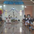 Iglesia. Los devotos rezan y festejan a la virgen de los dolores.