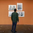 Fotos. El hermano de Leila Alaoui, Soulaimane Alaoui, observa las fotos.