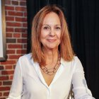 Tras dos décadas dedicada a la vida académica, Marí Dueñas irrumpió en el mundo de la literatura en 2009 con El tiempo entre costuras