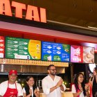 Trabajores y el emprendedor Alexander Falconés del restaurante de comida japonesa Yatai, en El Dorado.
