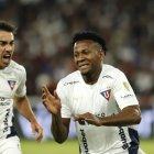 Michael Estrada (d) marcó el segundo gol de los albos ante el cuadro paulista.