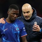 Moisés Caicedo (i) es pieza clave en el esquema del técnico Enzo Maresca (d).