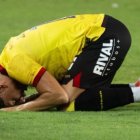 Joao Rojas de rodillas dando gracias a Dios por el regreso al fútbol.