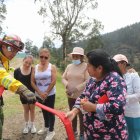 Los bomberos capacitan a la comunidad sobre el uso de las herramientas para prevenir incendios forestales.