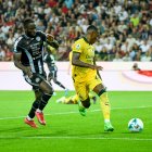 Pervis Estupinan del Milan yKeinan Davis del Udinese en acción.