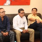 Cristhian Aguirre (i), Galo Palacios (c) y Miguel Cantos (d) lamentan la desaparición del patrimonio.