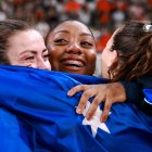Juleisy Angulo (c) junto a las medallistas de Australia y Letonia que se quedaron con la plata y bronce.