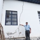 El propietario de la casa patrimonial muestra las grietas que se han formado. Cuando llueve hay temor.