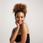 Los rubores en terracotas, naranjas, morados, rojos y fucsias realzan al instante, mientras que los tonos pálidos tienden a opacar el rostro.