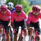 Richard Carapaz (c) dio un gran salto en la clasificación general del Tour de Luxemburgo.