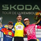 Richard Carapaz (d) y su festejo en el podio del Tour de Luxemburgo 2025.