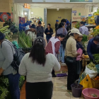 Ciudadanos se abastecen en mercados antes del paro nacional.