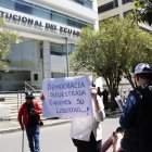 Simpatizantes de Daniel Noboa exigen una nueva Constitución en los exteriores de la Corte Constitucional