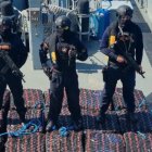 Personal de la Armada del Ecuador custodia los bultos de presunta droga incautados en altamar