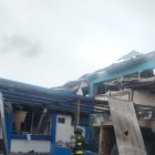 Los techos y ventanas de la estructura en donde funciona la psicina quedaron destruidos.