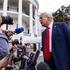 El presidente de Estados Unidos, Donald Trump, respondió a periodistas previo a ir al sepelio de Charlie Kirk.