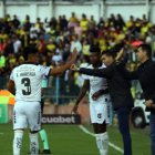 Xavier Arreaga celebra el gol del triunfo de Barcelona SC ante Deportivo Cuenca por la LigaPro 2025