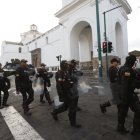 Policías y militares custodian los alrededores de la Gobernación de Cotopaxi en Latacunga, ante el inicio del paro nacional.