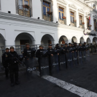 Movimiento en la Gobernación de Cotopaxi en Latacunga policías y militares custodian.