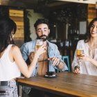 Guía definitiva con tips de expertos. Descubre qué bebidas servir en reuniones formales e informales