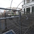 Al momento de acceder al centro de Latacunga, en la provincia de Cotopaxi, la gente se topa con cercos de alambres de púas. Desde la semana pasada, el Gobierno trasladó su sede a esta ciudad.