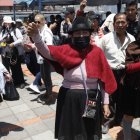 Ambiente en el sector de Las Rieles, en Latacunga. Grupos de organizaciones indígenas llegan poco a poco, mientras un contingente militar permanece vigilante en la zona.