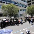 En el centro norte de Quito, en las calles José Tamayo y Lizardo García se registra una concentración de personas, a las afueras de la Corte Constitucional.