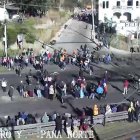 Los manifestantes bloquearon el paso en un tramo de la v. Panamericana Norte, que conecta a Imbabura con Pichincha, en el norte de Ecuador.