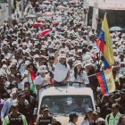 Zaida Rovira y otros ministros encabezaron una marcha a favor del Gobierno.