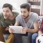 La página de inicio de una casa de apuestas refleja estrategia y experiencia de usuario.
Real emotions during the soccer match on TV