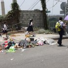 Cerca de la institución también hay un punto de mala recolección de desechos.