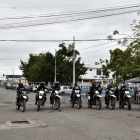 Familiares de internos esperan noticias tras la masacre en la cárcel de Machala, donde siete reos escaparon y 16 personas murieron durante una revuelta con explosivos.