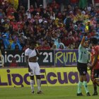 Oswaldo Contreras (c) fue el árbitro entre Deportivo Cuenca y Barcelona el pasado domingo 21 de septiembre.