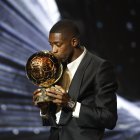 Ousmane Dembele del PSG besa El Balón de Oro 2025.