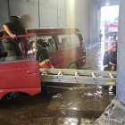 Los bomberos evacuaron a las cinco personas del paso deprimido.